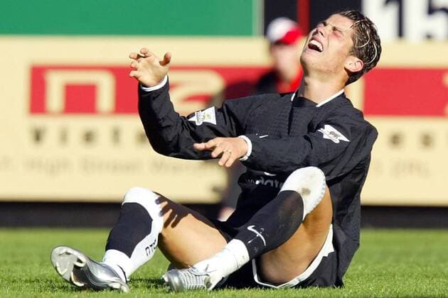 Cristiano Ronaldo (ManU) enttäuscht am Boden Fußball Herren English Premier League 2003 2004, 1. Englische Liga, Charlton - Manchester United 0:2 Einzelbild Charlton Enttäuschung,