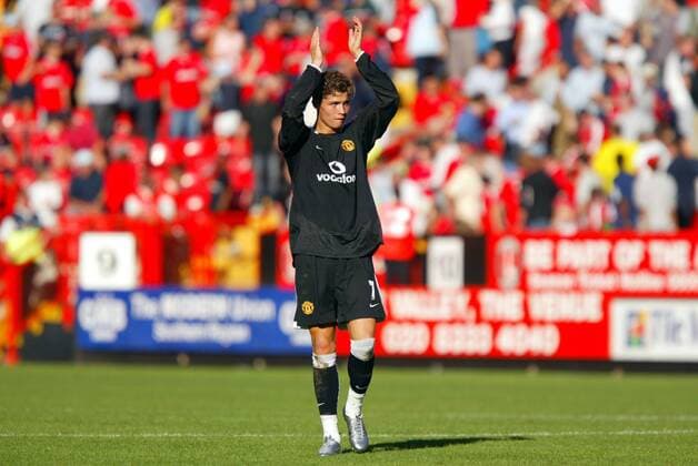 Cristiano Ronaldo (ManU) bedankt sich bei den Zuschauern Fußball Herren English Premier League 2003 2004, 1. Englische Liga, Charlton - Manchester United 0:2 Einzelbild Charlton