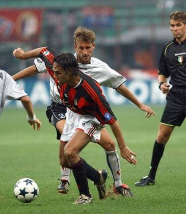 Alessandro Nesta (vorn, Milan) gegen Tomas Locatelli (Bologna) Fußball Herren Serie A 2003 2004, 1. Italienische Liga, AC Mailand - FC Bologna 2:1 Gruppe Mailand Dynamik,