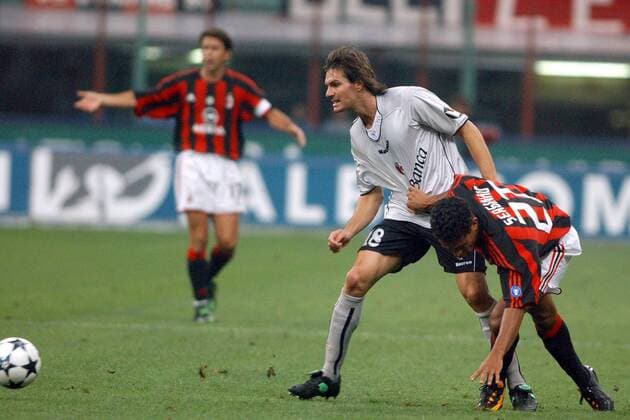 Andres Guglielminpietro (li., Bologna) gegen Serginho (Milan) Fußball Herren Serie A 2003 2004, 1. Italienische Liga, AC Mailand - FC Bologna 2:1 Gruppe Mailand Dynamik,