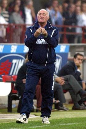 Trainer Carlo Mazzone (Bologna) mit typisch italienischer Gestik Fußball Herren Serie A 2003 2004, 1. Italienische Liga, Mailand - FC Bologna 2:1 Einzelbild Mailand