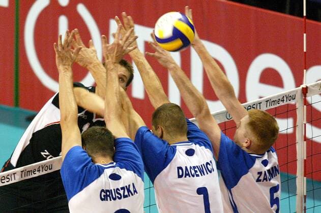 Christian Pampel (li., Deutschland) - Schmetterball gegen den polnischen Block mit: v.li.: Gruszka, Dacewicz und Zagumny (alle Polen) Volleyball EM Herren Europameisterschaft 2003, Länderspiel, Nationalmannschaft, Nationalteam, Nationaltrikot, Vdig Gruppe Berlin Abwehr, Dynamik