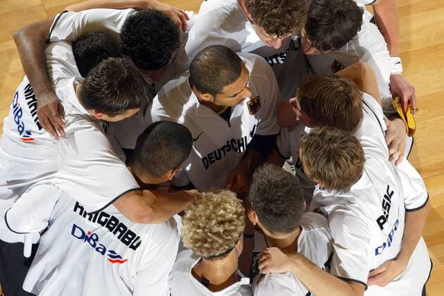 EuroBasket 2022, DBB, Historie, EM - Historie Motivationskünstler Ademola Okulaja (Deutschland) im Mannschaftskreis Basketball EM Herren Europameisterschaft 2003, Gruppenspiel, Gruppe B, Länderspiel, Nationalmannschaft, Nationalteam, Totale Norrköping