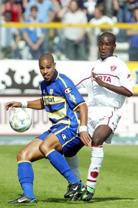 Adriano (li., Parma) gegen Souleymane Diamoutene (Perugia) Fußball Herren Serie A 2003 2004, 1. Italienische Liga, AC Parma- AC Perugia 3:0 Gruppe Parma Dynamik,