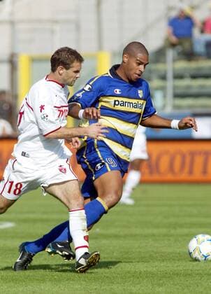 Adriano (re., Parma) gegen Gael Genevier (Perugia) Fußball Herren Serie A 2003 2004, 1. Italienische Liga, AC Parma- AC Perugia 3:0 Gruppe Parma Dynamik,