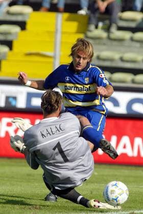 Alberto Gilardino (Parma) erzielt das 3:0 gegen Torwart Kalac (Perugia) Fußball Herren Serie A 2003 2004, 1. Italienische Liga, AC Parma- AC Perugia 3:0 Gruppe Parma Dynamik,