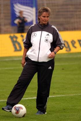 Nationaltrainerin Tina Theune-Meyer (Deutschland) während der Erwärmung am Ball Fußball Länderspiel Damen Länderspiel 2003, Nationalmannschaft, Nationalteam, Nationaltrikot, Test, Testspiel, Vdig Einzelbild Darmstadt