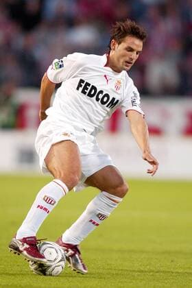 Fernando Morientes (Monaco) am Ball Fußball Herren Ligue Une 2003 2004, 1. Französische Liga, Lille - AS Monaco 1:1, Vdig Einzelbild Lille Dynamik,  