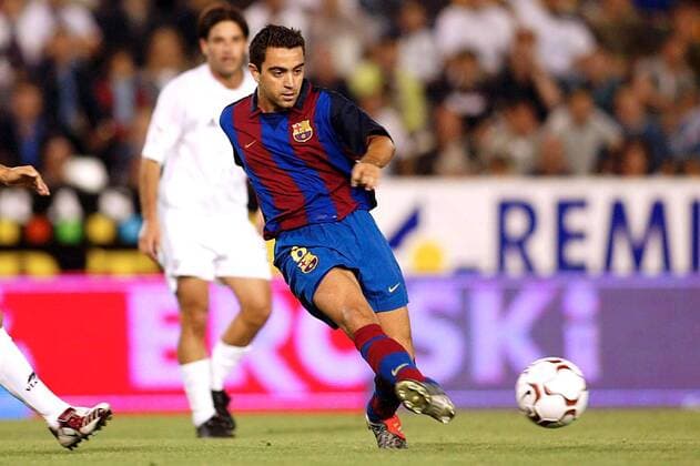 Xavi (Barca) am Ball Fußball Herren Primera Division 2003 2004, 1. Spanische Liga, Albacete - FC Barcelona 1:2, Vdig Einzelbild Albacete Dynamik,  