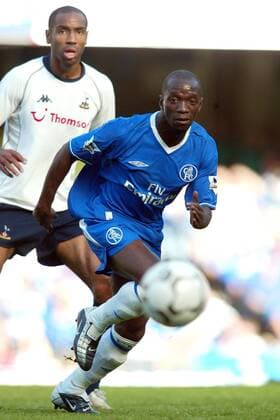 Claude Makelele (Chelsea) - Antritt, beobachtet von Kanoute (Tottenham) Fußball Herren English Premier League 2003 2004, 1. Englische Liga, Chelsea London - Tottenham Hotspur 4:2, Vdig Einzelbild London, Spurs Dynamik,  