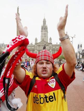 Stuttgarter Fan mit Wikinger-Hut stimmt sich auf dem Glasgower George Square schon mal auf das Spiel ein Fußball EC 1 Herren Champions League 2003 2004, Glasgow - VfB Stuttgart 2:1 Einzelbild Glasgow Freude,