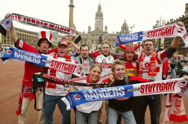 Stuttgarter Fans auf dem Glasgower George Square zeigen stolz ihre Schals mit der Begegnung Glasgow Rangers gegen VfB Stuttgart Fußball EC 1 Herren Champions League 2003 2004, Glasgow - VfB Stuttgart 2:1, Gruppe Glasgow Freude,