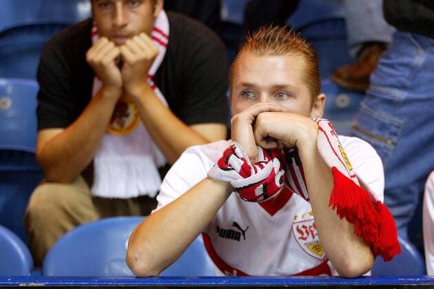 Nachdenklicher Stuttgarter Fan nach der 2:1-Niederlage seines Teams Fußball EC 1 Herren Champions League 2003 2004, Glasgow - VfB Stuttgart 2:1, Einzelbild Glasgow Enttäuschung, Nachdenklichkeit, Verzweiflung