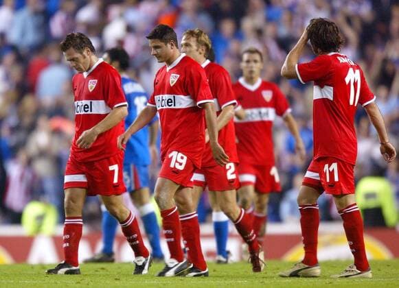 Enttäuschter Abgang der Stuttgarter v.li.: Silvio Meißner, Imre Szabics, Hinkel und Amanatidis Fußball EC 1 Herren Champions League 2003 2004, Glasgow - VfB Stuttgart 2:1, Gruppe Glasgow Enttäuschung,