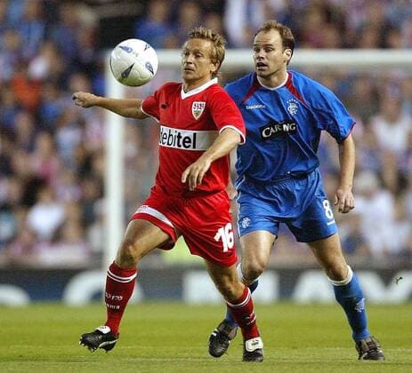 Horst Heldt (li., Stuttgart) gegen Christian Nerlinger (Glasgow Rangers) Fußball EC 1 Herren Champions League 2003 2004, Glasgow Rangers - VfB Stuttgart 2:1, Gruppe Glasgow Dynamik,