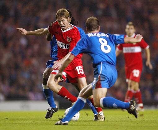 Aliaksandr Hleb (Mitte, Stuttgart) setzt sich gegen zwei Glasgower durch Fußball EC 1 Herren Champions League 2003 2004, Glasgow Rangers - VfB Stuttgart 2:1, Gruppe Glasgow Dynamik,