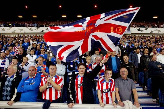 Glasgow Rangers Fans schwenken den Union Jack Fußball EC 1 Herren Champions League 2003 2004, Glasgow Rangers, Totale Glasgow