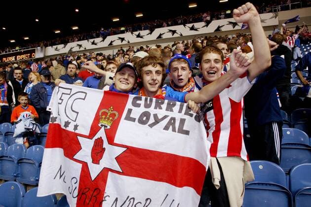 Glasgow Rangers Fans mit der schottischen Flagge Fußball EC 1 Herren Champions League 2003 2004, Glasgow Rangers, Gruppe Glasgow Freude,