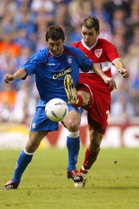 Shota Arveladze (Glasgow Rangers, li.) gegen Christian Tiffert (Stuttgart) Fußball EC 1 Herren Champions League 2003 2004, Glasgow Rangers - VfB Stuttgart 2:1, Vdig, Gruppe Glasgow Dynamik,