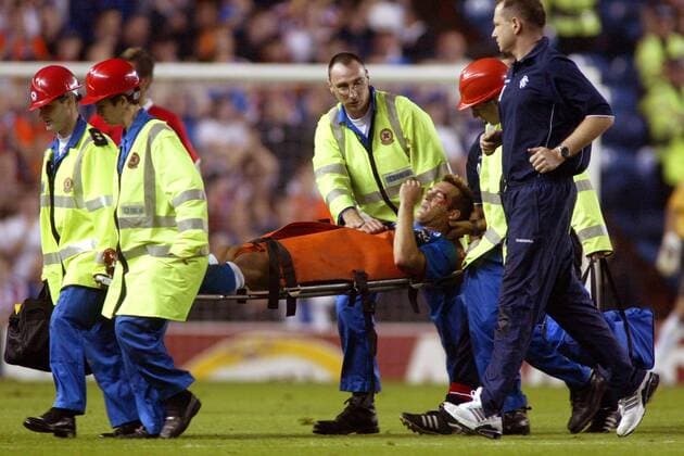 Fernando Ricksen (Glasgow Rangers) wird mit einer blutenden Platzwunde vom Feld getragen Fußball EC 1 Herren Champions League 2003 2004, Glasgow Rangers, Gruppe Glasgow