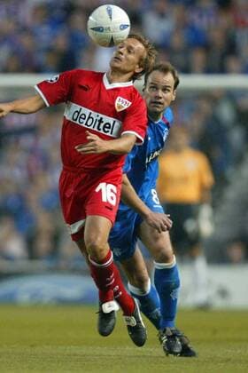 Horst Heldt (Stuttgart, li.) am Ball vor Christian Nerlinger (Glasgow Rangers) Fußball EC 1 Herren Champions League 2003 2004, Glasgow Rangers - VfB Stuttgart 2:1, Vdig, Gruppe Glasgow Dynamik