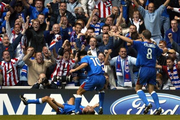 Torschütze Peter Lövenkrands (li.) wirft sich vor den begeistert feiernden Fans und seinen Teamkollegen Michael Mols (Mitte) und Christian Nerlinger (alle Glasgow Rangers) zu Boden Fußball EC 1 Herren Champions League 2003 2004, Glasgow Rangers, Scottish Premier League, 1. Schottische Liga, Vdig, Totale Glasgow Glück Begeisterung, Freude,