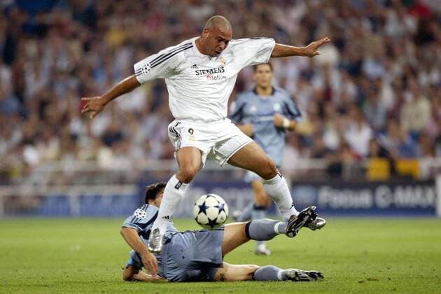 Ronaldo (Real, oben) gegen Celestini (Marseille) Fußball EC 1 Herren Champions League 2003 2004, Real Madrid - Olympique Marseille, OM 4:2, Vdig Gruppe Madrid Dynamik,  