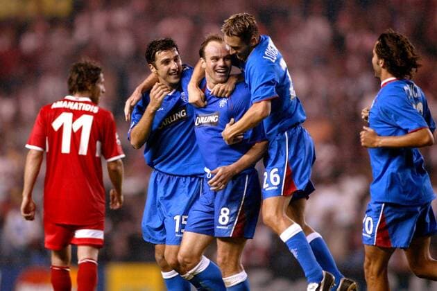 Torjubel Glasgow Rangers v.re.: Peter Lövenkrands, Christian Nerlinger, Zurab Khizanishvili; li Amanatidis (Stuttgart) enttäuscht Fußball EC 1 Herren Champions League 2003 2004, Glasgow Rangers - VfB Stuttgart 2:1, Gruppe Glasgow Freude, Begeisterung,