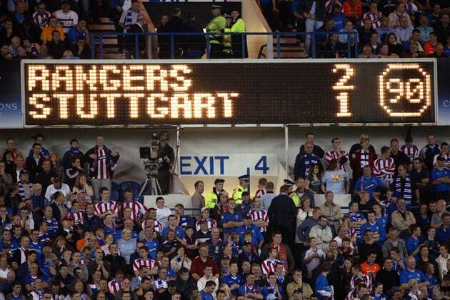 Das Ergebnis leuchtet auf der Anzeigetafel: Die Rangers gewinnen 2:1 gegen Stuttgart Fußball EC 1 Herren Champions League 2003 2004, Glasgow Rangers - VfB Stuttgart 2:1, Totale Glasgow