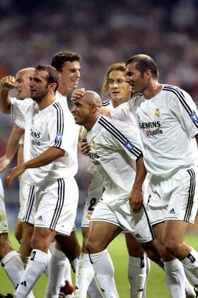 Torjubel Real, v.li.: Raul Bravo, Roberto Carlos, Michel Salgado und Zinedine Zidane Fußball EC 1 Herren Champions League 2003 2004, Real Madrid, Vdig Gruppe Madrid Freude,  