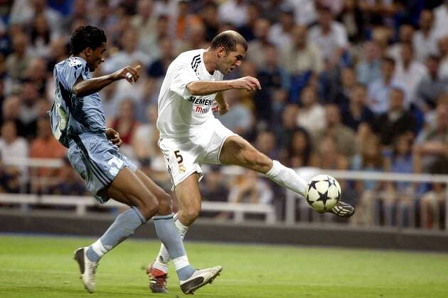 Zinedine Zidane (Real, re.) am Ball gegen Habib Beye (Marseille) Fußball EC 1 Herren Champions League 2003 2004, Real Madrid - Olympique Marseille, OM 4:2, Vdig Gruppe Madrid Dynamik,  