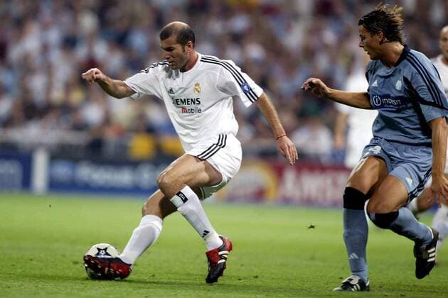 Zinedine Zidane (Real, li.) am Ball gegen Daniel van Buyten (Marseille) Fußball EC 1 Herren Champions League 2003 2004, Real Madrid - Olympique Marseille, OM 4:2, Vdig Gruppe Madrid Dynamik,  