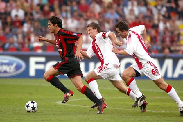 Kaka (Milan) am Ball, verfolgt von Rafael van der Vaart und Tomas Galasek (re., beide Ajax) Fußball EC 1 Herren Champions League 2003 2004, AC Mailand - Ajax Amsterdam 1:0 Gruppe Mailand Dynamik,