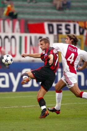 Andrej Schewtschenko (Milan) zieht ab, re.: Julien Escude (Ajax) Fußball EC 1 Herren Champions League 2003 2004, AC Mailand - Ajax Amsterdam 1:0 Gruppe Mailand Dynamik,