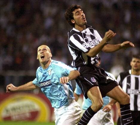Sinan Kaloglu (re., Besiktas) gegen Jaap Stam (Lazio) Fußball EC 1 Herren Champions League 2003 2004, Besiktas Istanbul - Lazio Rom 0:2, Gruppe Istanbul Dynamik,