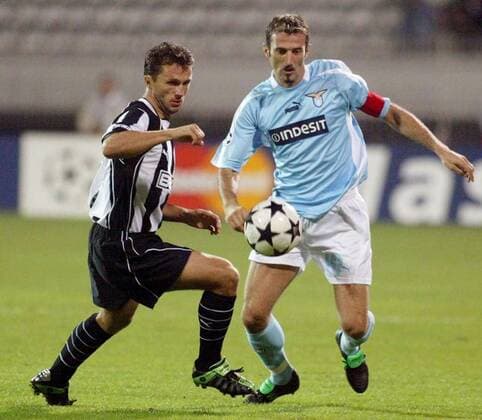 Kaan Dobra (li., Besiktas) gegen Giuseppe Favalli (Lazio) Fußball EC 1 Herren Champions League 2003 2004, Besiktas Istanbul - Lazio Rom 0:2, Gruppe Istanbul Dynamik,