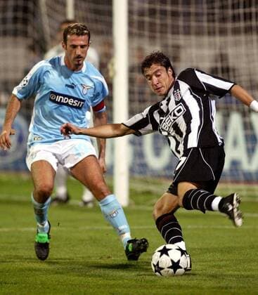 Metin Tümer (re., Besiktas) zieht ab gegen Giuseppe Favalli (Lazio) Fußball EC 1 Herren Champions League 2003 2004, Besiktas Istanbul - Lazio Rom 0:2, Gruppe Istanbul Dynamik,