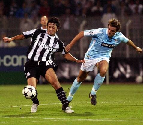 Ilhan Mansiz (li., Besiktas) gegen Massimo Oddo (Lazio) Fußball EC 1 Herren Champions League 2003 2004, Besiktas Istanbul - Lazio Rom 0:2, Gruppe Istanbul Dynamik,
