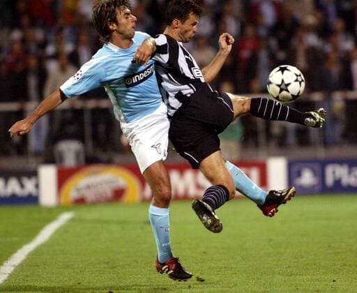 Kaan Dobra (re., Besiktas) gegen Fernando Couto (Lazio) Fußball EC 1 Herren Champions League 2003 2004, Besiktas Istanbul - Lazio Rom 0:2, Gruppe Istanbul Dynamik, Höhe, Kampf,