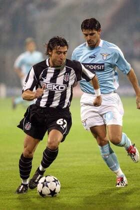 Metin Tümer (li., Besiktas) gegen Dejan Stankovic (Lazio) Fußball EC 1 Herren Champions League 2003 2004, Besiktas Istanbul - Lazio Rom 0:2, Gruppe Istanbul Dynamik,