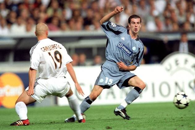 Pascal Johansen (re., Marseille) gegen Cambiasso (Real) - VERÖFFENTLICHUNGSRECHTE NUR FÜR DEUTSCHE MEDIEN Fußball EC 1 Herren Champions League 2003 2004, Real Madrid - Olympique Marseille 4:2, OM, Gruppe Madrid Dynamik,