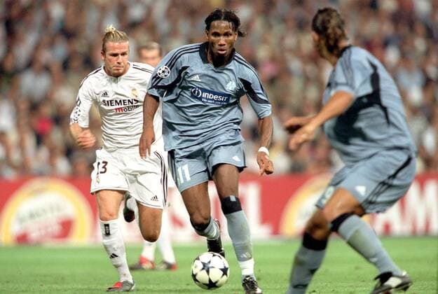 Didier Drogba (li., Marseille) gegen David Beckham (Real) - VERÖFFENTLICHUNGSRECHTE NUR FÜR DEUTSCHE MEDIEN Fußball EC 1 Herren Champions League 2003 2004, Real Madrid - Olympique Marseille 4:2, OM, Gruppe Madrid Dynamik,