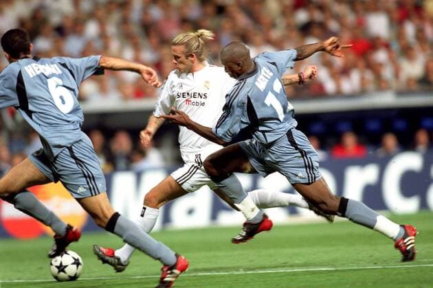 David Beckham (Real) gegen Abdoulaye Meite (re., Marseille) - VERÖFFENTLICHUNGSRECHTE NUR FÜR DEUTSCHE MEDIEN Fußball EC 1 Herren Champions League 2003 2004, Real Madrid - Olympique Marseille 4:2, OM, Gruppe Madrid Dynamik,