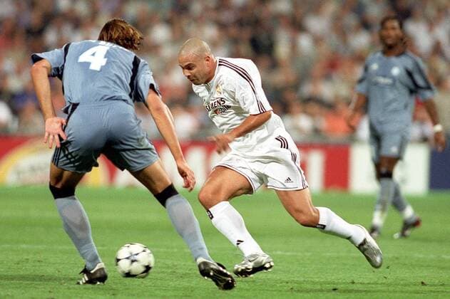 Ronaldo (Real) gegen van Buyten (li., Marseille), re. Zidane (Real) - VERÖFFENTLICHUNGSRECHTE NUR FÜR DEUTSCHE MEDIEN Fußball EC 1 Herren Champions League 2003 2004, Real Madrid - Olympique Marseille 4:2, OM, Gruppe Madrid Dynamik,
