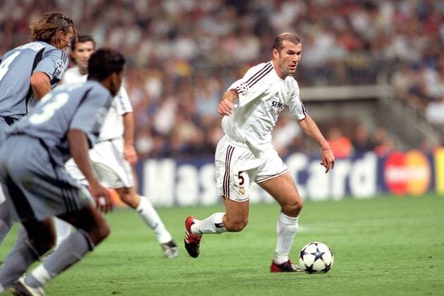 Zinedine Zidane (Real) am Ball - VERÖFFENTLICHUNGSRECHTE NUR FÜR DEUTSCHE MEDIEN Fußball EC 1 Herren Champions League 2003 2004, Real Madrid - Olympique Marseille 4:2, OM, Gruppe Madrid Dynamik,