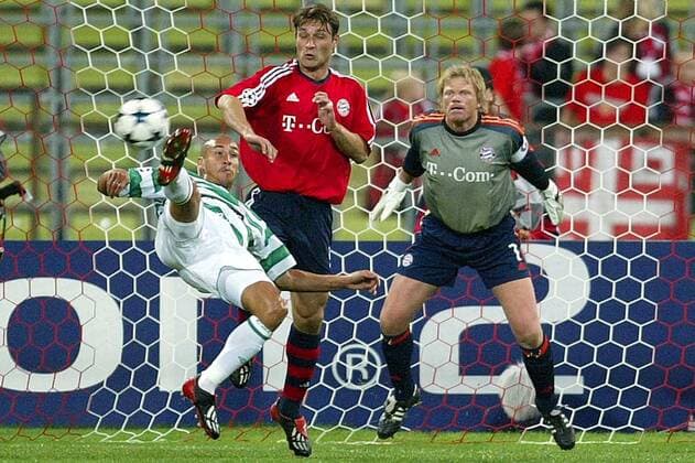 Henrik Larsson (li., Celtic Glasgow) versucht es per Fallrückzieher, Torwart Oliver Kahn (re.) und Robert Kovac (beide Bayern) stehen abwehrbereit Fußball EC 1 Herren Champions League 2003 2004, FC Bayern München - Celtic Glasgow 2:1, Gruppe München Dynamik, Spannung