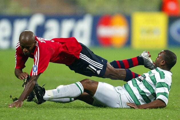 Ze Roberto (li., Bayern) gesellt sich mit einer Bauchlandung zu Didier Agathe (Celtic Glasgow) auf den Rasen Fußball EC 1 Herren Champions League 2003 2004, FC Bayern München - Celtic Glasgow 2:1, Gruppe München