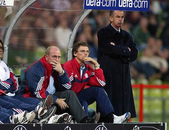 Besorgte Mienen auf Bayerns Trainerbank v.li.: Manager Uli Hoeneß, Co-Trainer Michael Henke und Trainer Ottmar Hitzfeld (alle Bayern) Fußball EC 1 Herren Champions League 2003 2004, FC Bayern München, Gruppe München Enttäuschung, Skepsis, Nachdenklichkeit