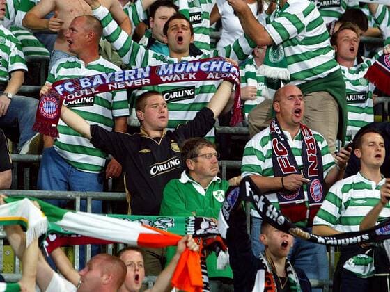 Bei den Celtic Glasgow Fans ist man sich anscheinend noch nicht so sicher, welches Team angefeuert werden soll Fußball EC 1 Herren Champions League 2003 2004, München - Celtic Glasgow 2:1, Gruppe München