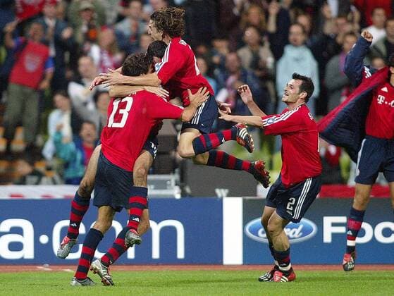 Torschütze Roy Makaay (verdeckt) wird von seinen Mannschaftskollegen Michael Ballack (li.), Owen Hargreaves (Mitte) und Willy Sagnol (alle Bayern) gefeiert Fußball EC 1 Herren Champions League 2003 2004, FC Bayern München Gruppe München Begeisterung, Freude,